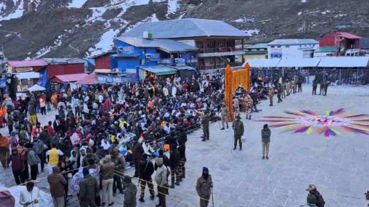 Kedarnath Temple: डीएम ने संभाली कमान, देर शाम धाम पहुंचकर की समीक्षा बैठक, यात्रा व्यवस्थाओं का लिया फीडबैक
