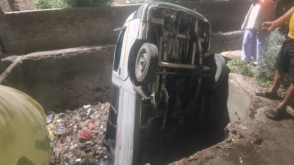 Auraiya: While backing, the van went out of control and fell into the drain