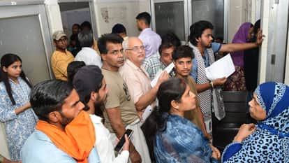 मंडलीय अस्पताल में मरीजों और तीमारदारों की भीड़।