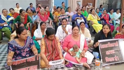 Meerut Protest: Women Sit on 12-Day Dharna to Save Shops, Announce ‘Last Rites’ of Their Business