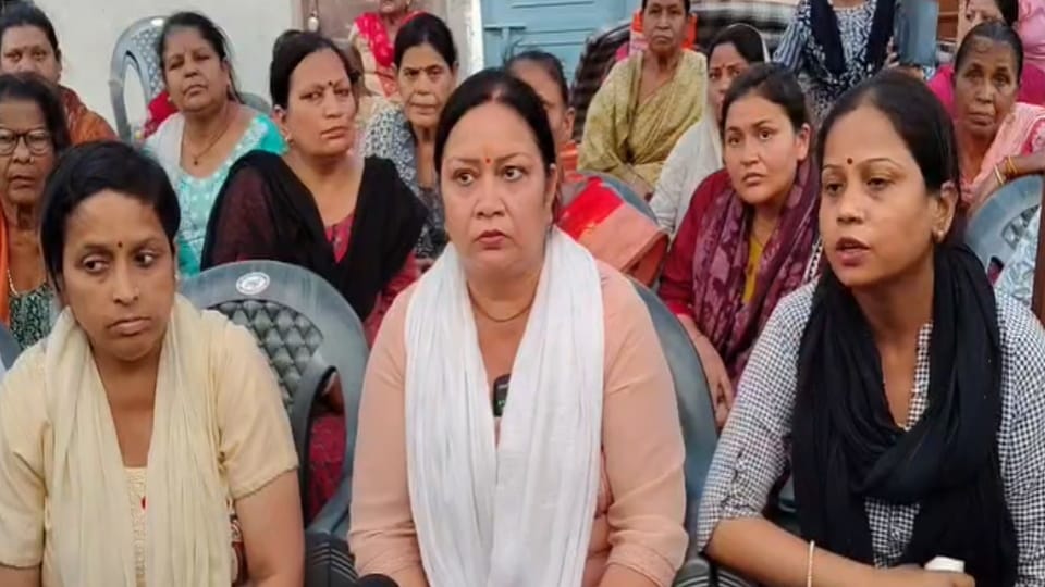 Meerut Protest: Women Sit on 12-Day Dharna to Save Shops, Announce ‘Last Rites’ of Their Business