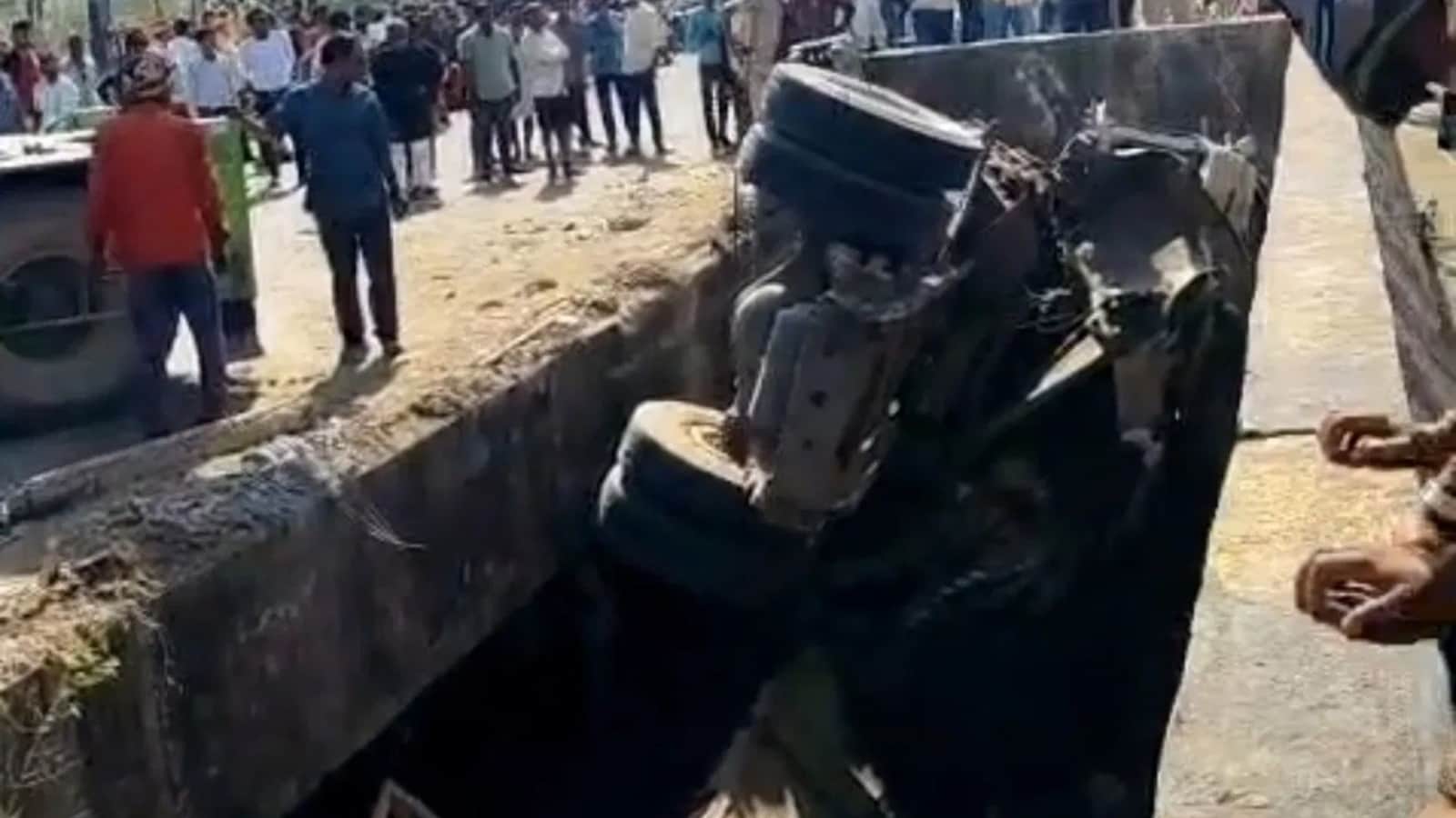 नेशनल हाईवे-39 पर तेज रफ्तार ट्रक अनियंत्रित होकर नहर में जा गिरा।