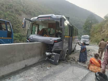Accident on Bhawali Almora Highway Bus carrying pilgrims to Haldwani crashes into parapet near Dopakhi
