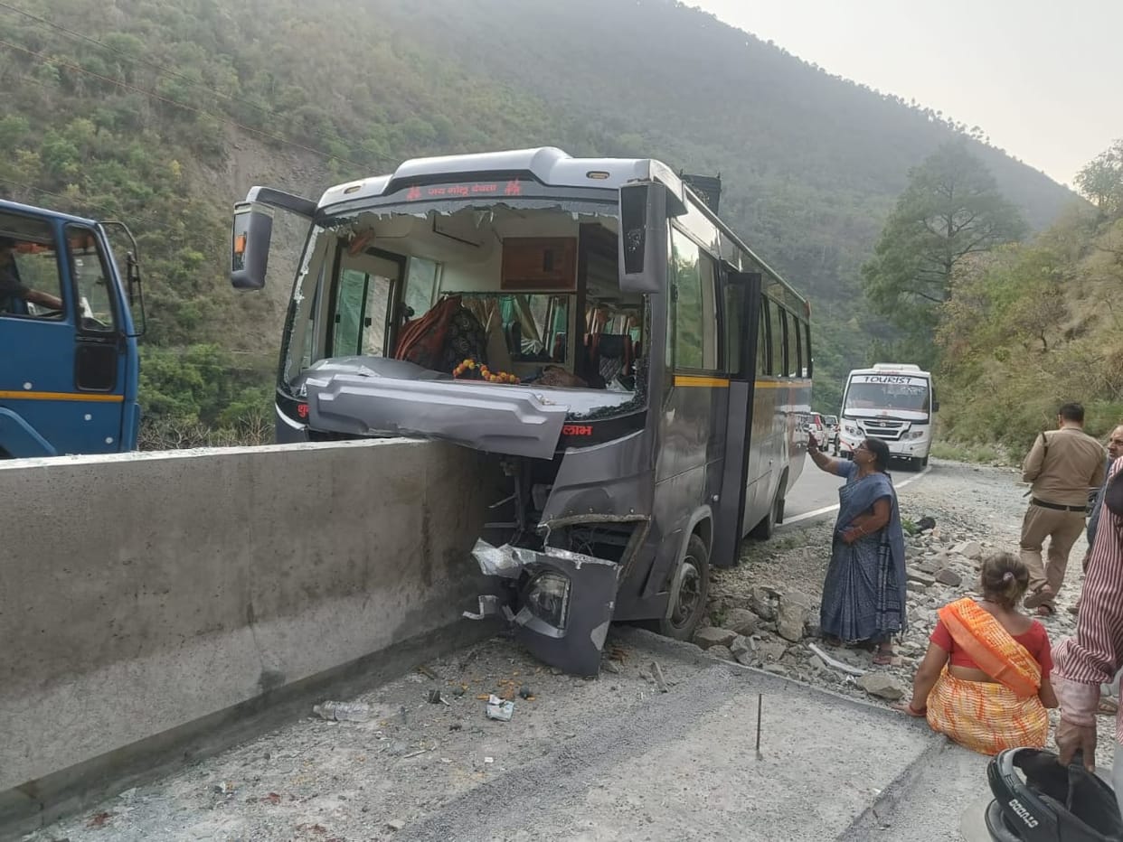 Accident on Bhawali Almora Highway Bus carrying pilgrims to Haldwani crashes into parapet near Dopakhi
