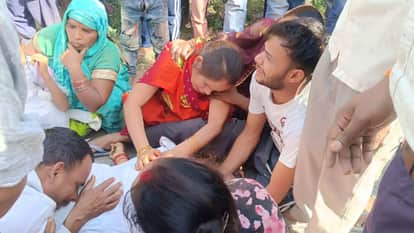 UP Biker Couple Panics After Pressure Horn Blasts; Woman's Saree Gets Entangled in Truck, Dies After Being Ru