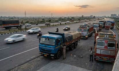 Highway Parking Ban: Supreme Court Orders Removal Trucks Within 60 Days