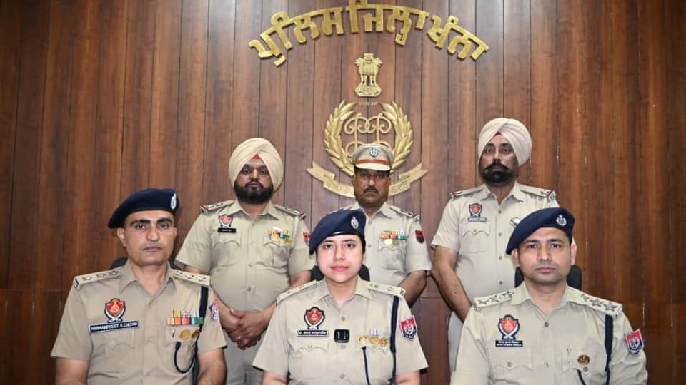 पत्रकारों से बात करते एसएसपी खन्ना डॉ. दर्पण आहलूवालिया