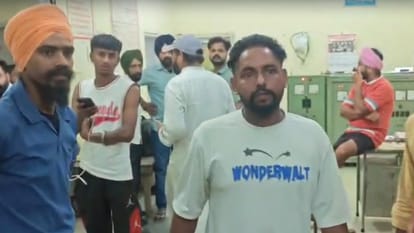 पावर कट पर भड़के लोग: जबरन बिजली घर में घुसे, खुद ही सप्लाई की चालू;  कर्मचारियों के साथ की धक्का मुक्की