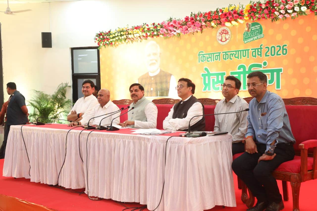 सीएम मोहन यादव मीडिया को संबोधित करते हुए