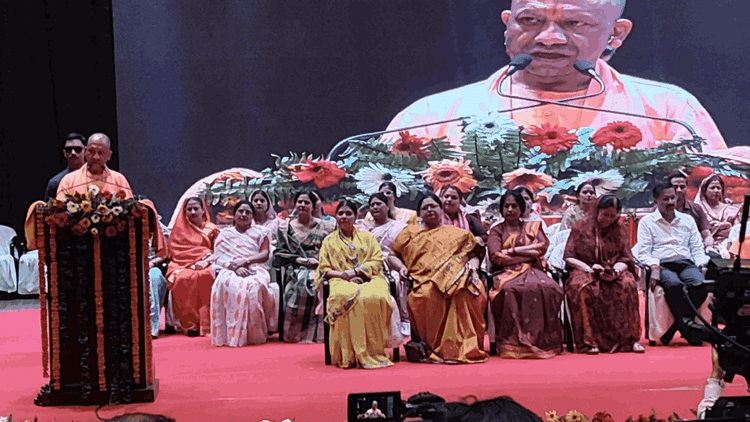 UP: गोरखपुर में नारी शक्ति वंदन सम्मेलन में गरजे सीएम योगी, कांग्रेस-सपा को महिला विरोधी बताया