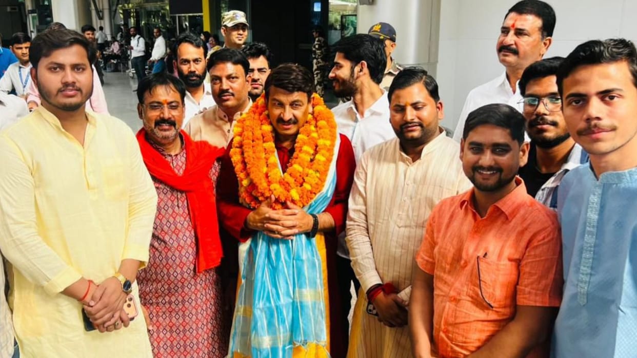 MP Manoj Tiwari Arrives in Varanasi Welcomed BJP Leaders and Workers Inaugurate Kashi Kala Kumbh
