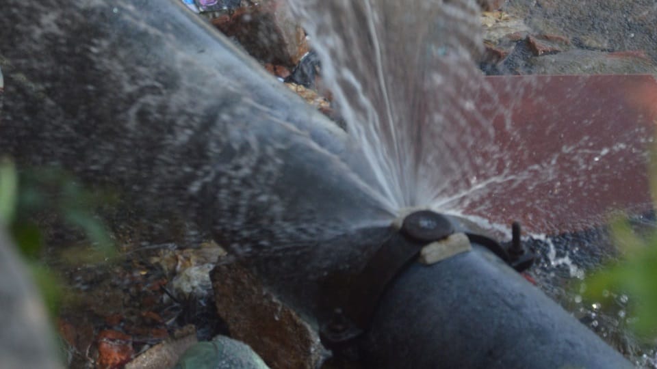 Water Wasted on Streets While Residents Suffer: 10,000 People Face Crisis in Khandari