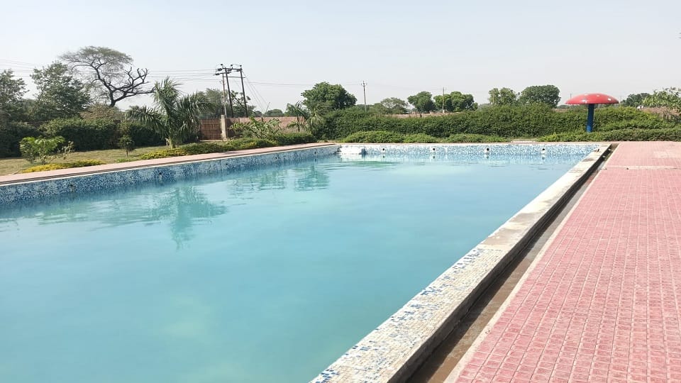 Lucknow: A young man dived into a shallow swimming pool and collided with the floor, died