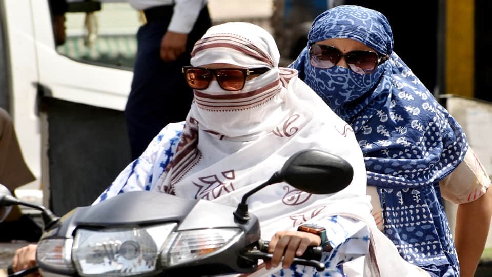 तेज गर्मी में बेगमपुल से गुजरती युवतियां।