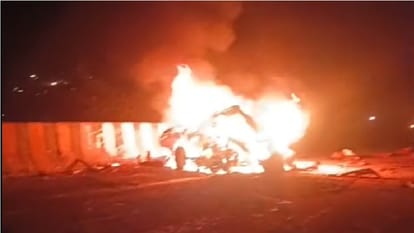 Four wheeler catches fire at Barka Mod in Drummondganj Mirzapur