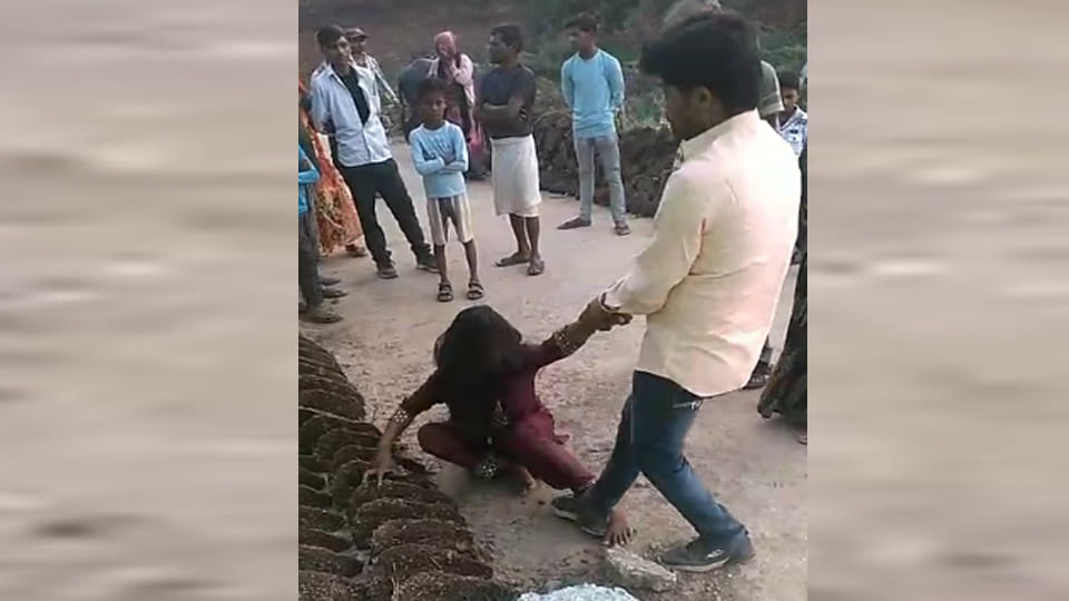 Banda: Family Beats Young Woman Insisting on Leaving with Lover; Video Goes Viral