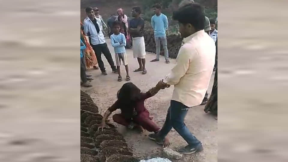 युवती को परिजनों ने पीटा