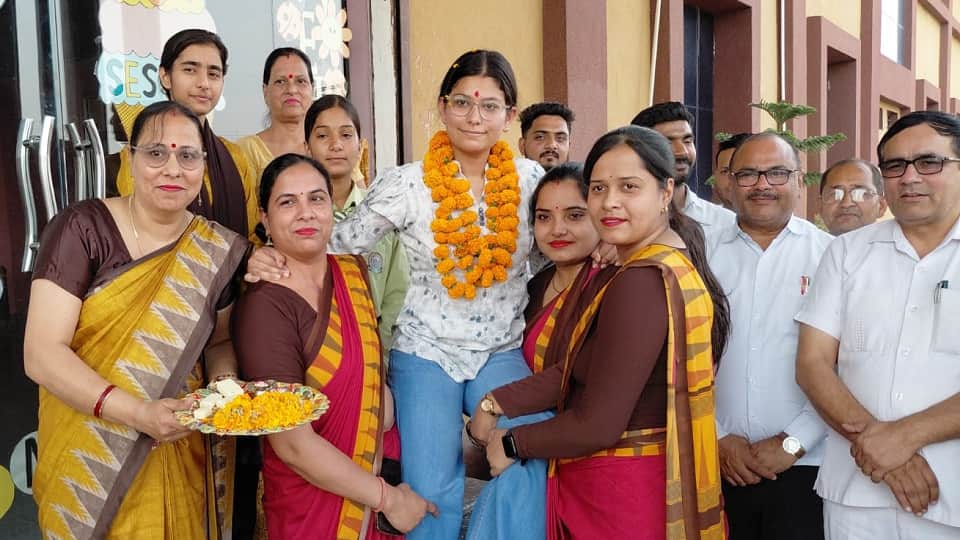 12वीं की टॉपर अवि तोमर।