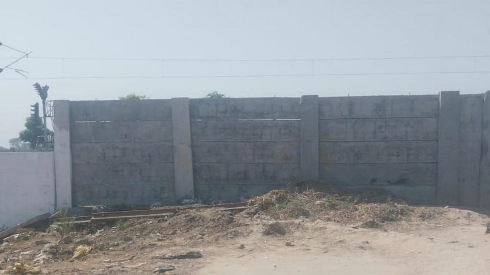 Villagers Protest Rail Projects in Midhaakur: Mobility Disruption Ultimatum for Action by 30 April