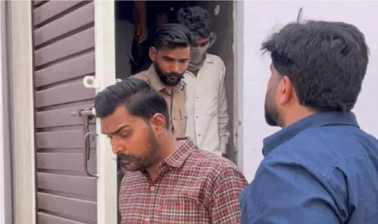 आरोपी की काबू कर ले जाती पुलिस