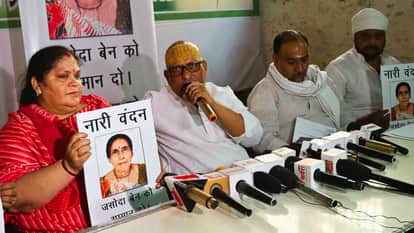 आवास पर आयोजित पत्रकारवार्ता को संबोधित करते अजय राय व अन्य कांग्रेसी।