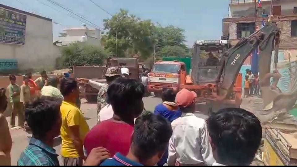 Merchants Create Ruckus During Removal of Road Encroachments in Agra