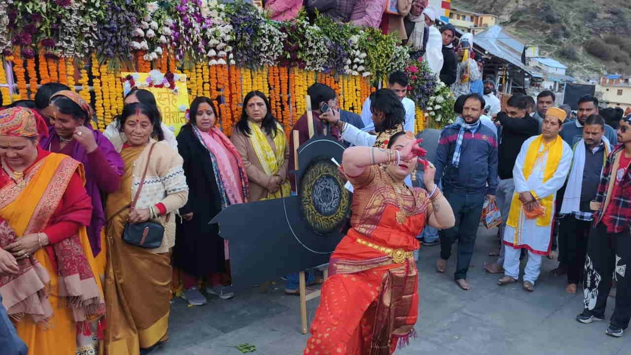 Badrinath Dham door opened temple decorated with 25 quintals of flowers CM Dhami performed puja Watch Photos