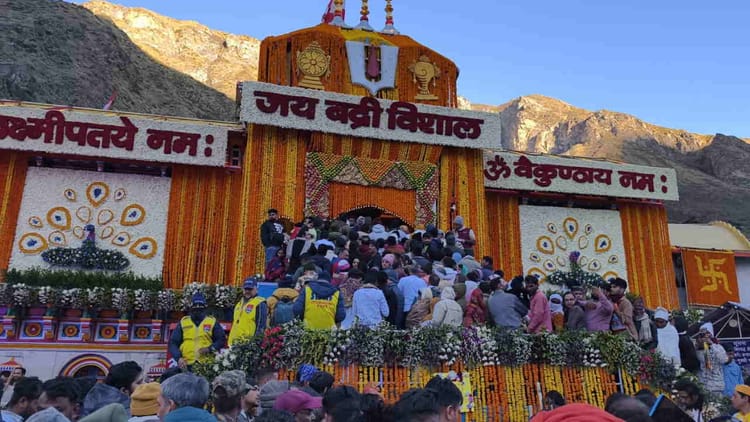 Badrinath Dham: जय बदरीविशाल; मंदिर के कपाट खुलते ही गूंजे जयकारें, आस्था और उत्साह की देखें ये तस्वीरें