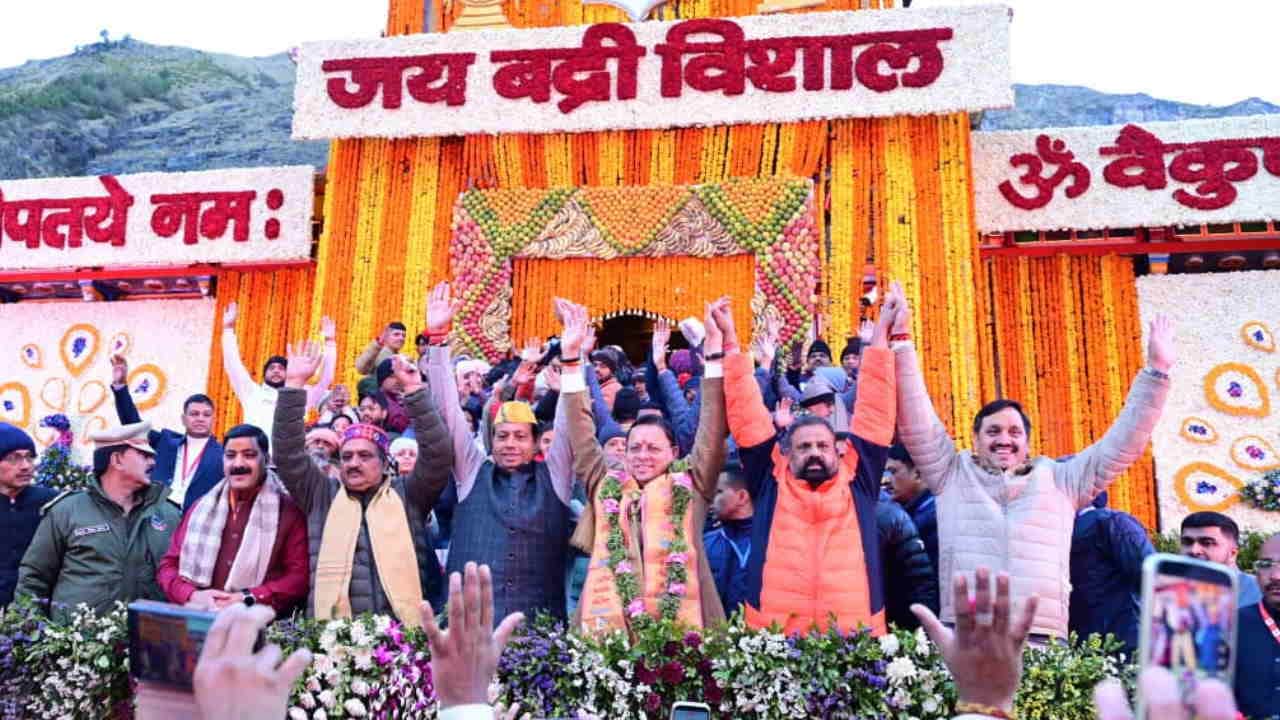 Badrinath Dham door opened temple decorated with 25 quintals of flowers CM Dhami performed puja Watch Photos
