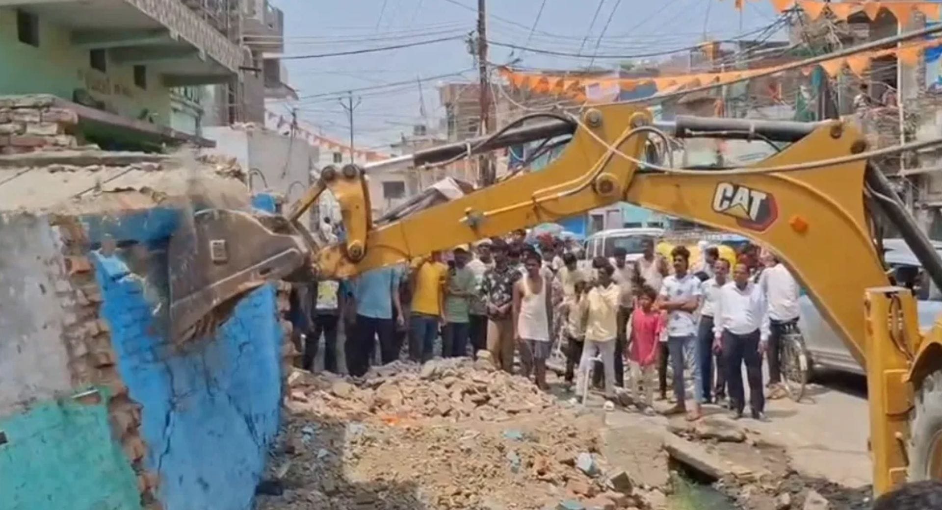 पक्के निर्माण पर चला बुलडोजर