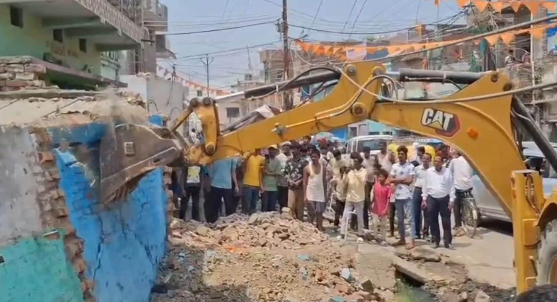 पक्के निर्माण पर चला बुलडोजर