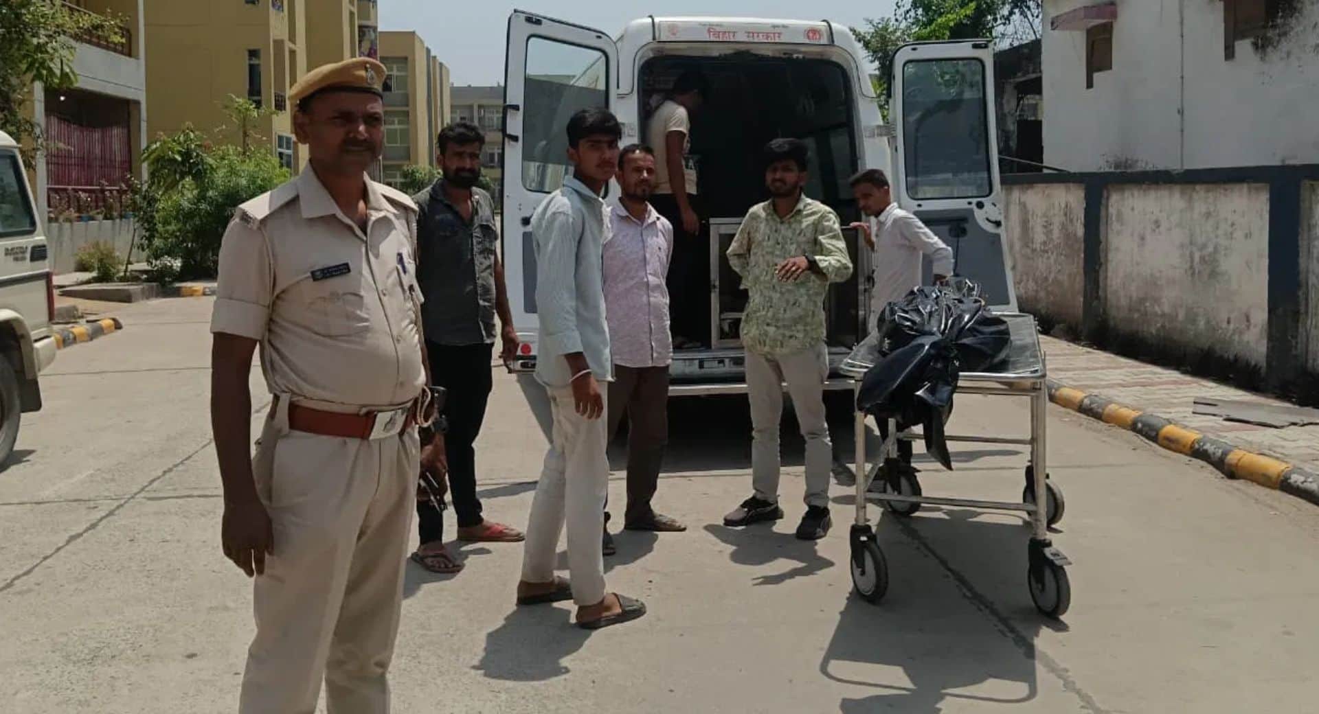 पोस्टमार्टम कराने पहुंचे परिजन