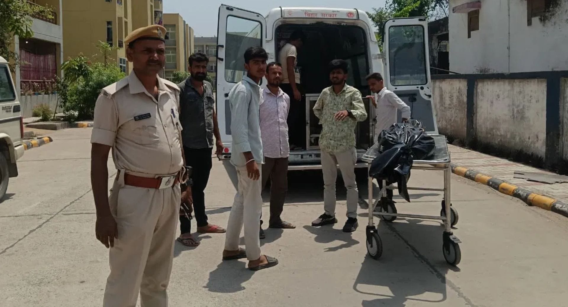 पोस्टमार्टम कराने पहुंचे परिजन