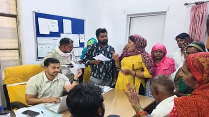 Mathura Smart Meter Protest: Angry Women Protest at Electricity Office Over Billing Issues
