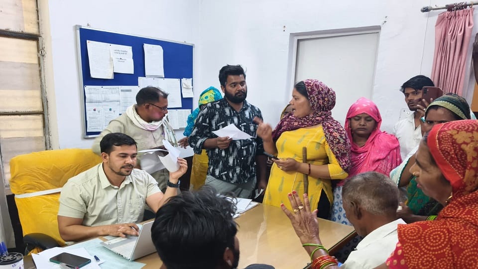 Mathura Smart Meter Protest: Angry Women Protest at Electricity Office Over Billing Issues