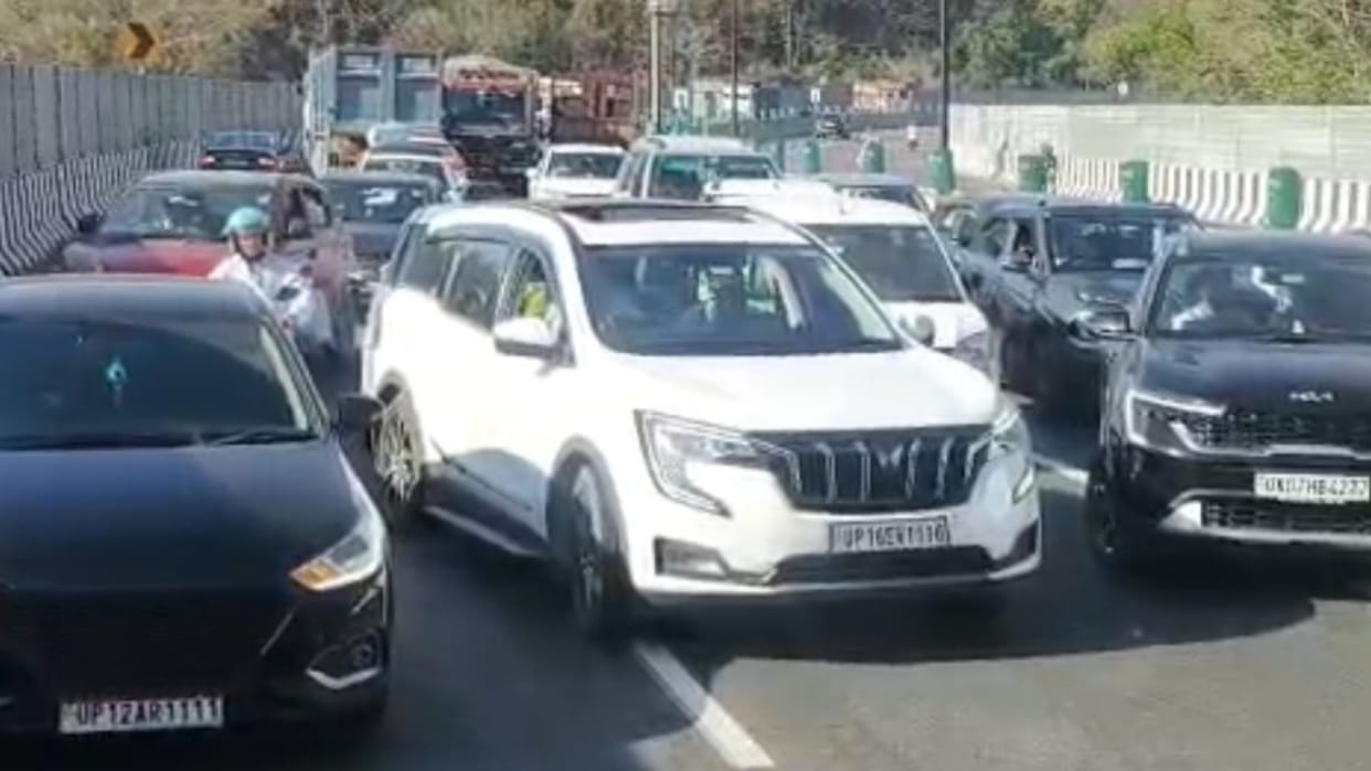 Truck overturned near Maa Daat Kali Temple on elevated road of Dehradun-Delhi Expressway Traffic jams occurred