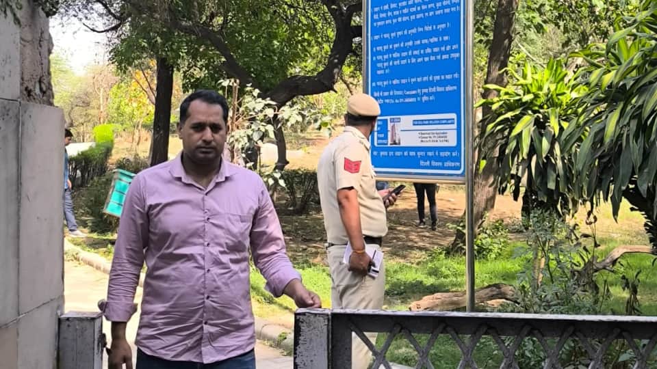 Delhi: Female students protest against entry restrictions in parks