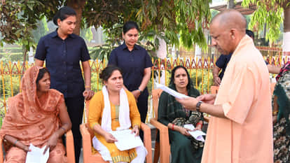 CM Yogi listened to the problems in Gorakhpur Janta Darshan and gave instructions.