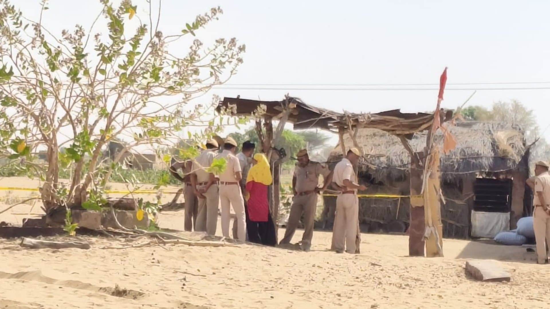 घटनास्थल पर जांच करती पुलिस