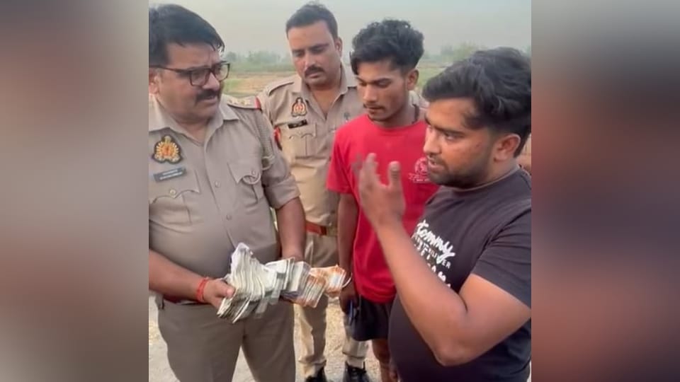Shamli: Notes of 500, 200 and 100 rupees were found scattered half a kilometer away on the highway
