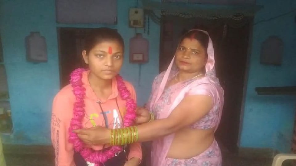 daughter of painter tops district in class 12th in Agra