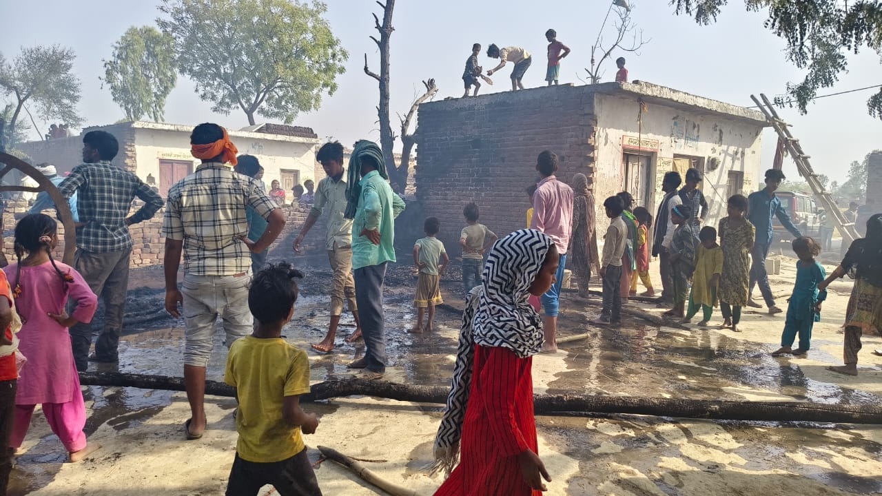 घटना स्थल पर आग बुझाते ग्रामीण