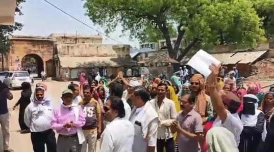 Kanpur Consumers Outraged Over Smart Meters Reach Tehsil Memorandum Submitted to SDM