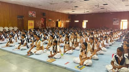 कार्यक्रम में शामिल छात्राएं।