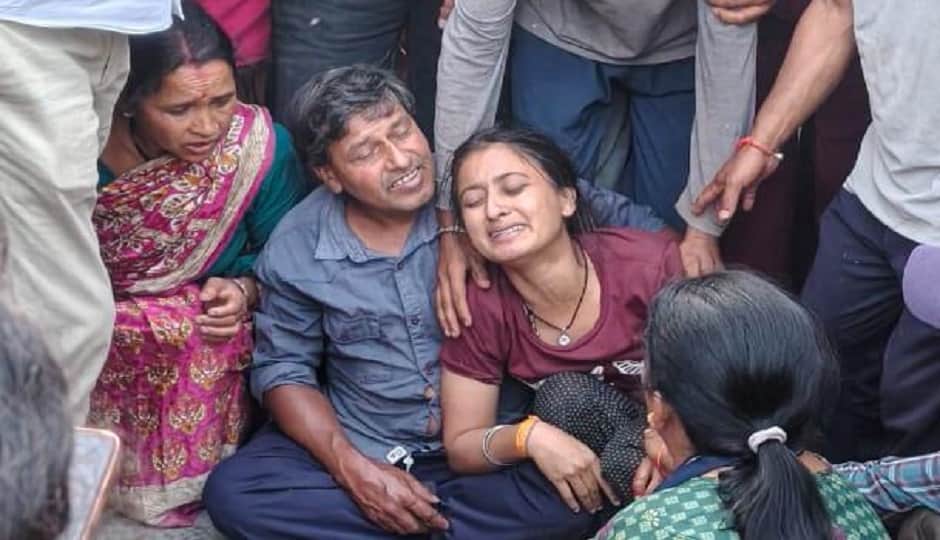 मां की मौत की खबर सुन रोती बिलखती बेटी