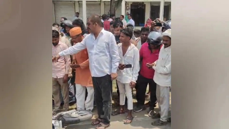Husband, wife and innocent daughter crushed to death by trailer collision - incident in Maharajganj