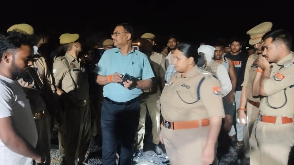 Road Accident in Mirzapur Bolero catches fire after colliding with trailer 11 dead