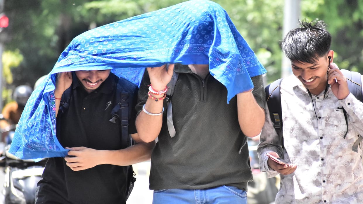 Prayagraj Weather: Roads empty due to fear of the sun, pedestrians take shelter in the shade