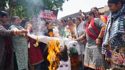 राहुल गांधी और अखिलेश यादव का पुतला दहन करतीं महिलाएं।