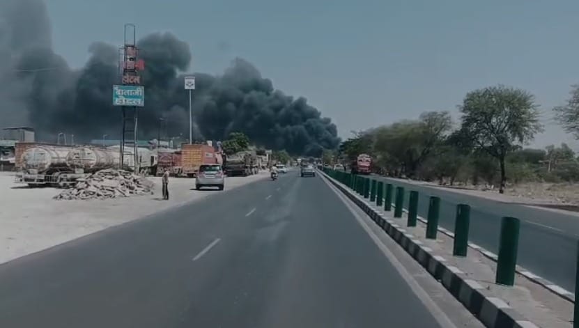 धुएं के गुबार दूर-दूर तक फैल गए हैं।